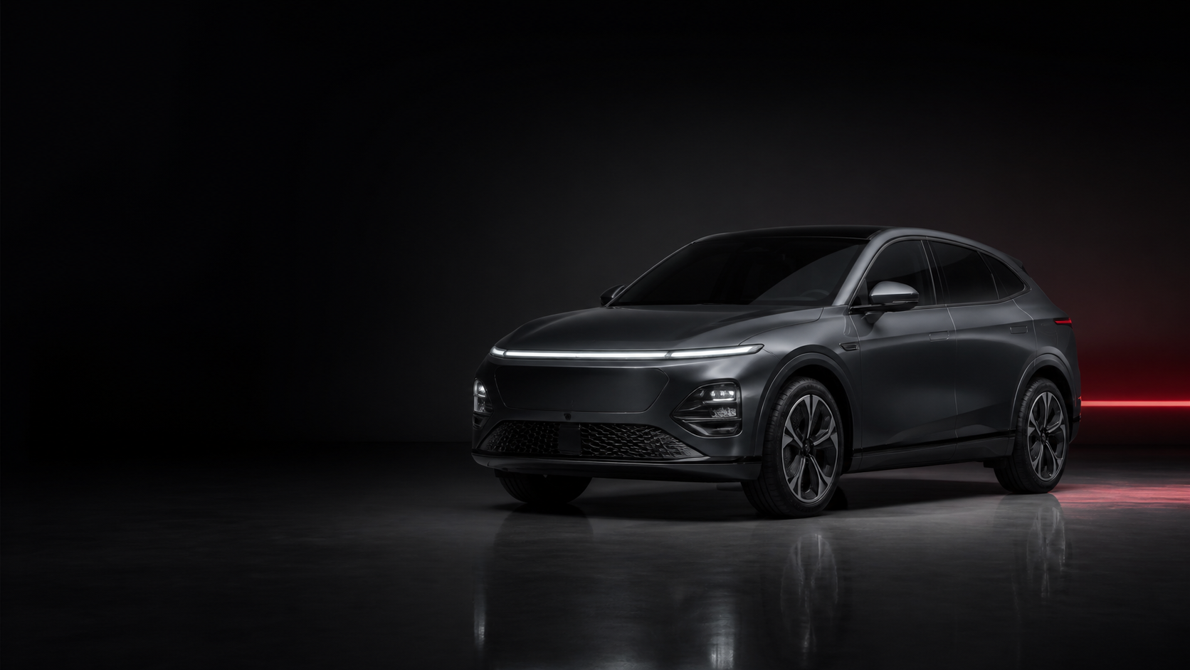 어두운 스튜디오의 검정 전기 SUV
